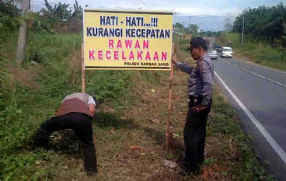 Jajaran Polsek Rambahsamo Pasang Rambu-rambu Rawan Kecelakaan
