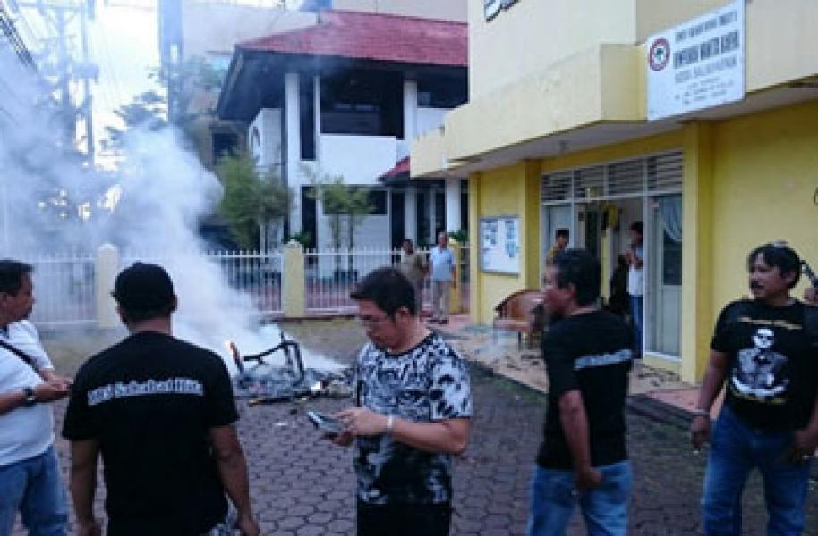 Kader Ngamuk, Meja & Kursi Kantor Golkar Dibakar