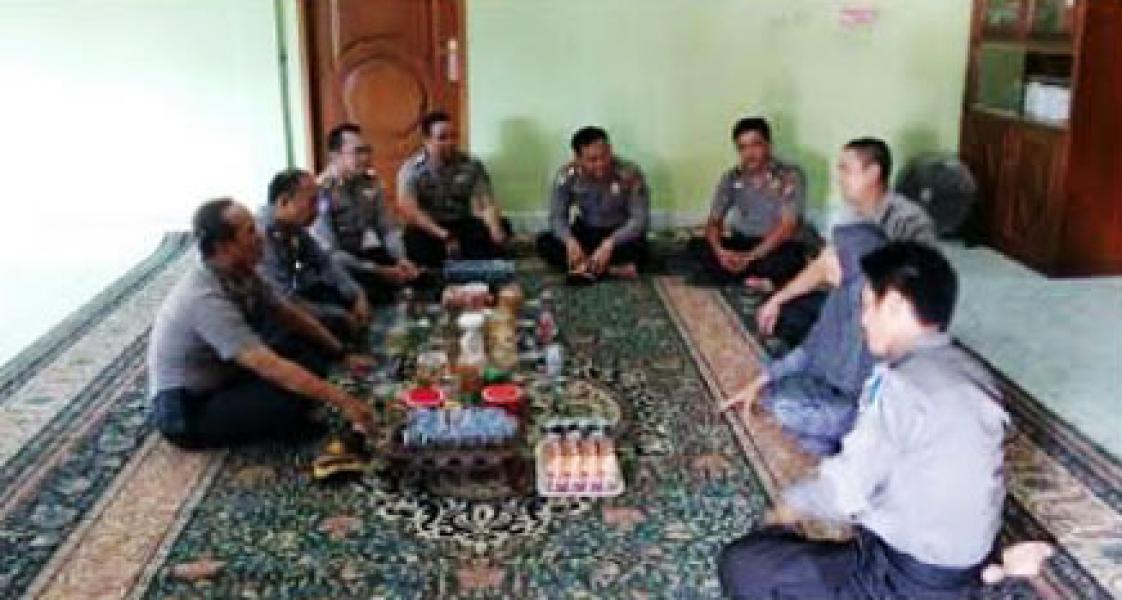 Kapolres Pelalawan Halal Bi Halal ke Rumah Alm. Buya Karim