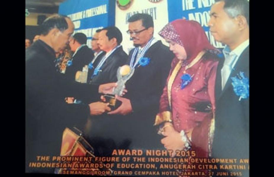 Kepala SMAN 14 Terima Award of Education
