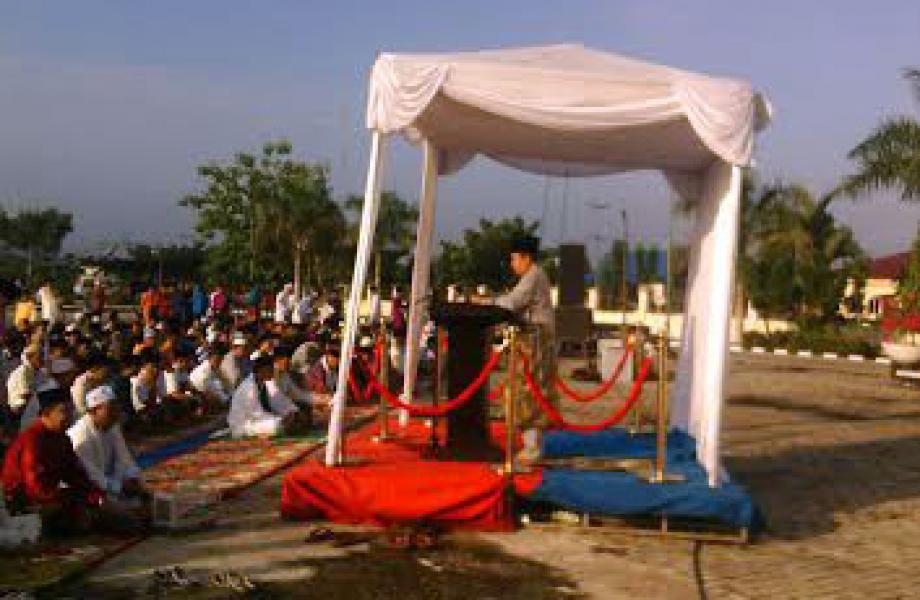 Pemkab Meranti Sholat Ied di Halaman Kantor Bupati