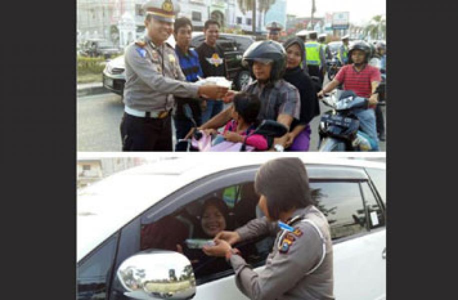 Polres Pelalawan Bagi-bagi Takjil Kepada Pengendara Bermotor