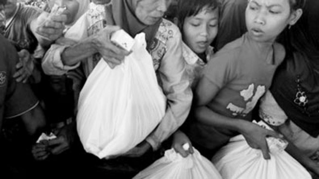 Ribuan Warga Mengantri Sembako dan Amplop Lebaran dari Pemkab Inhu