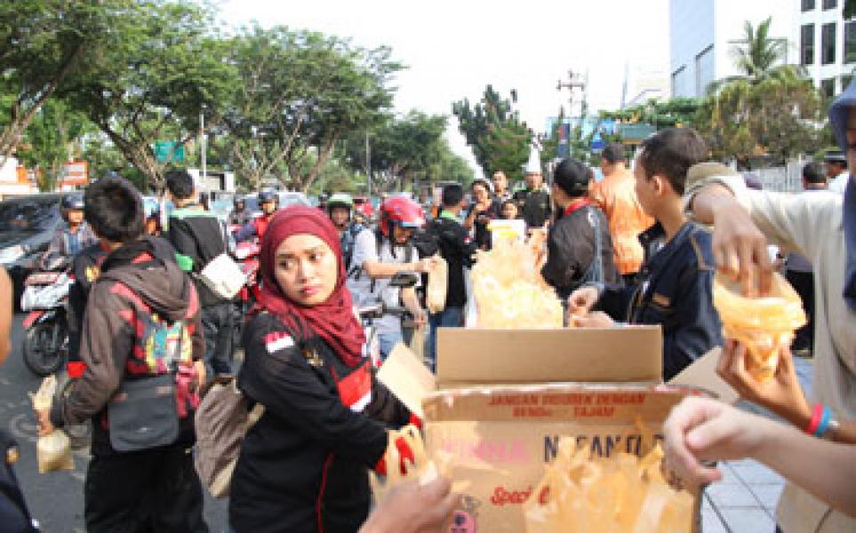 SMKM Penerbangan Bagi-bagi Takjil di Jalan