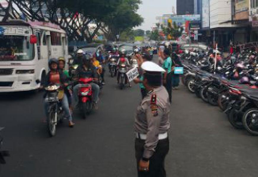 Satlantas Pekanbaru Kerahkan Personil di Pusat Perbelanjaan Jelang Lebaran