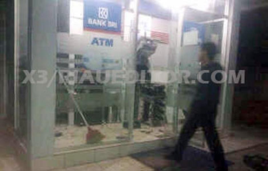Sekap 4 Penjaga, Rampok Bersenpi Gasak Ratusan Juta Uang dari ATM