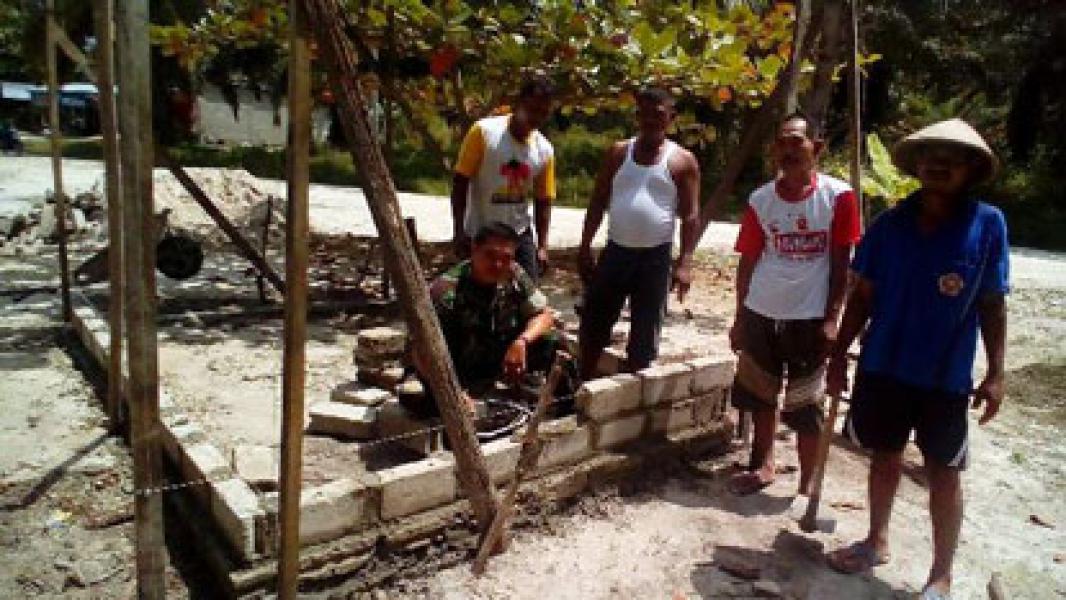 Babinsa Koramil 01/Rengat Karya Bhakti Bangun Poskamling di Desa Tani Makmur