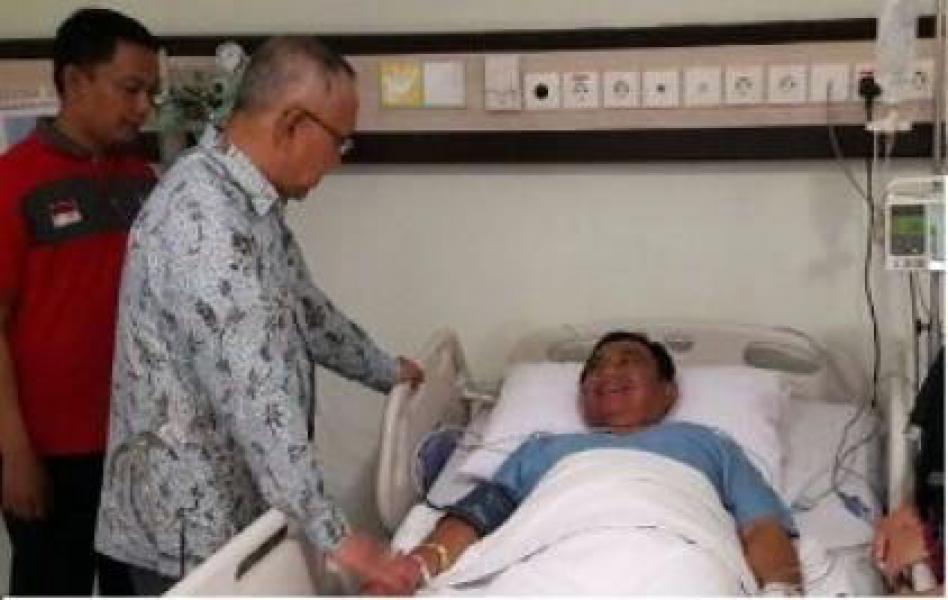 Gubernur Riau Arsyadjuliandi Rachman Jenguk Kondisi Bupati Inhil HM Wardan