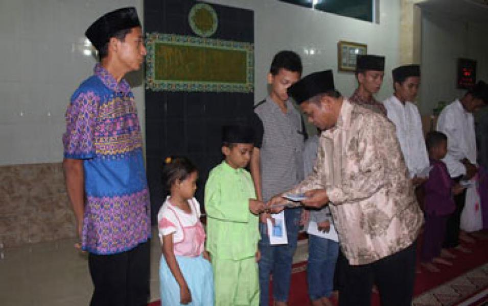 Hadiri Halal Bihalal, Jupri Zubir Santuni Anak Yatim di Mosholla Asalnya