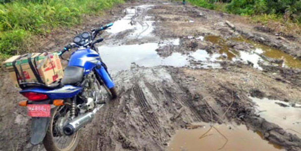 Jalan Desa Darul Aman-Rupat Berkubang Lumpur, Butuh Perhatian Pemkab Bengkalis