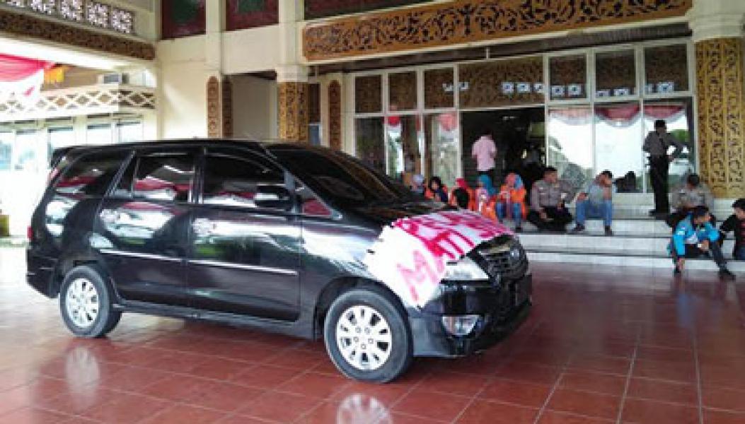 Kadisdik Buat Surat Pernyataan Tidak Menghilangkan Logo Pemkab di Mobdinnya