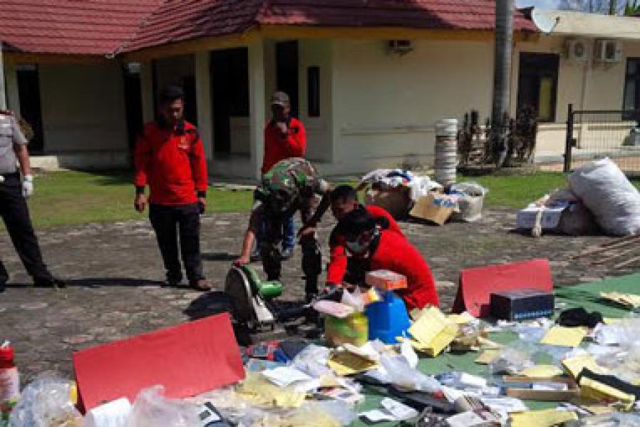 Kejari Pangkalan Kerinci Musnahkan BB Tindak Kejahatan
