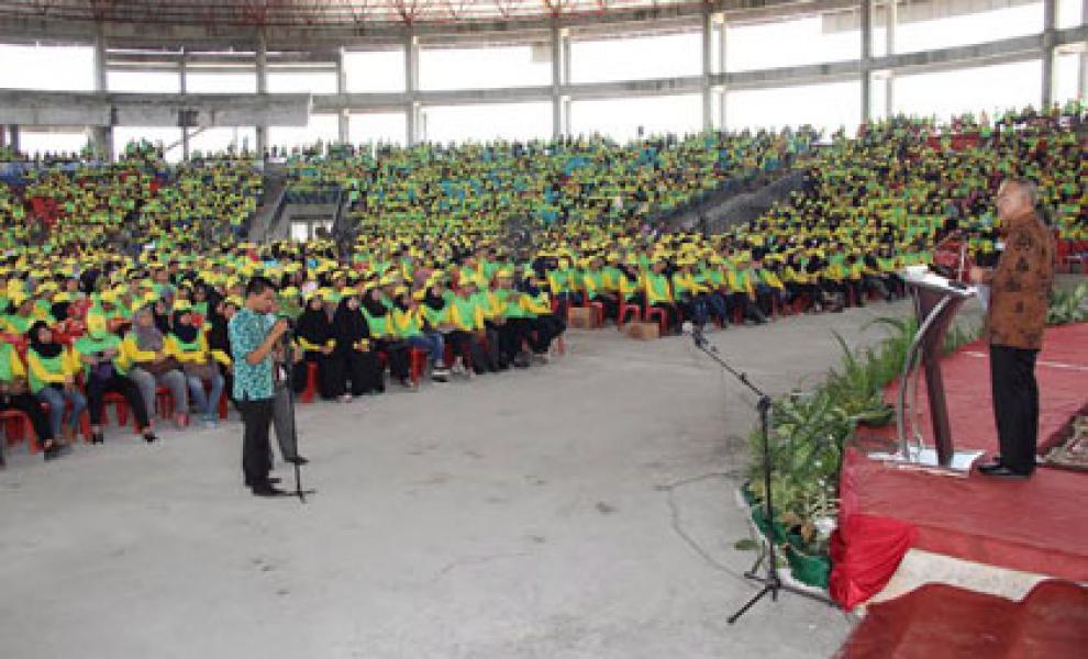 Kirim Pesan Untuk Masyarakat Kabupaten/ Kota, Gubri Lepas 5.136 Mahasiswa Kukerta UR