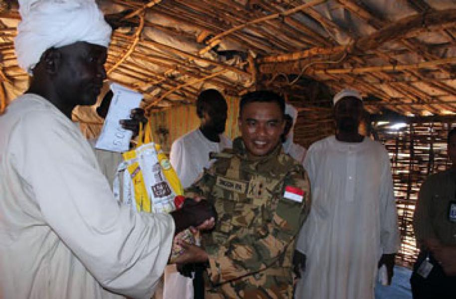 Kontingen Garuda XXXV-B/Unamid di Darfur Bagikan Zakat kepada Masyarakat Lokal  
