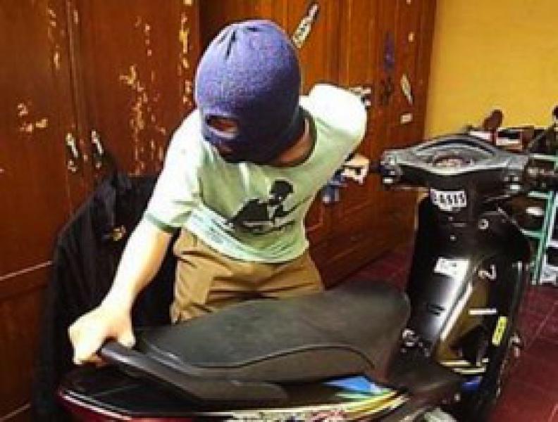 Kunci Tertinggal di Motor, Beat Raib di Parkiran Toko