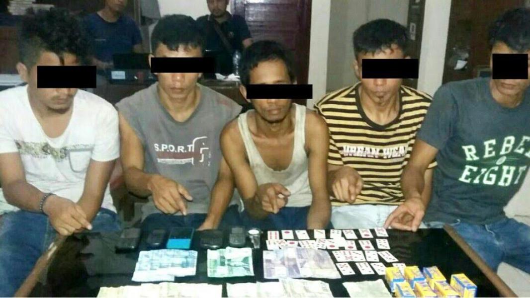 Lima Warga Kampar Tertangkap Tangan Sedang Asyik Berjudi di Kebun Sawit