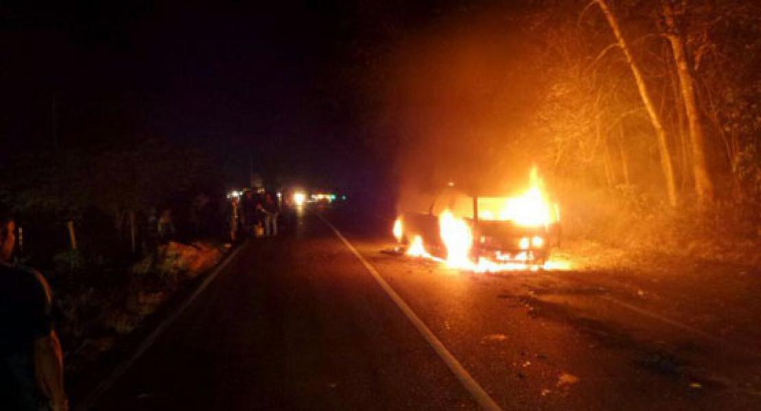 Mobil Minibus Indah Travel Terbakar di Jalan Lintas Timur KM 190