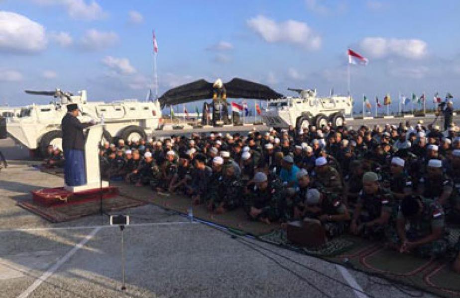 Prajurit Garuda Unifil 2016 Sholat Idul Fitri di Lebanon