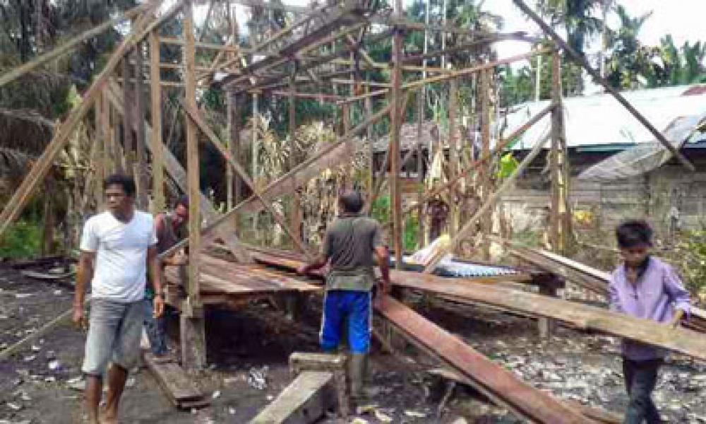 Rumah Nenek Romah Korban Kebakaran di Kuala Cenaku Direnovasi Secara Swadaya