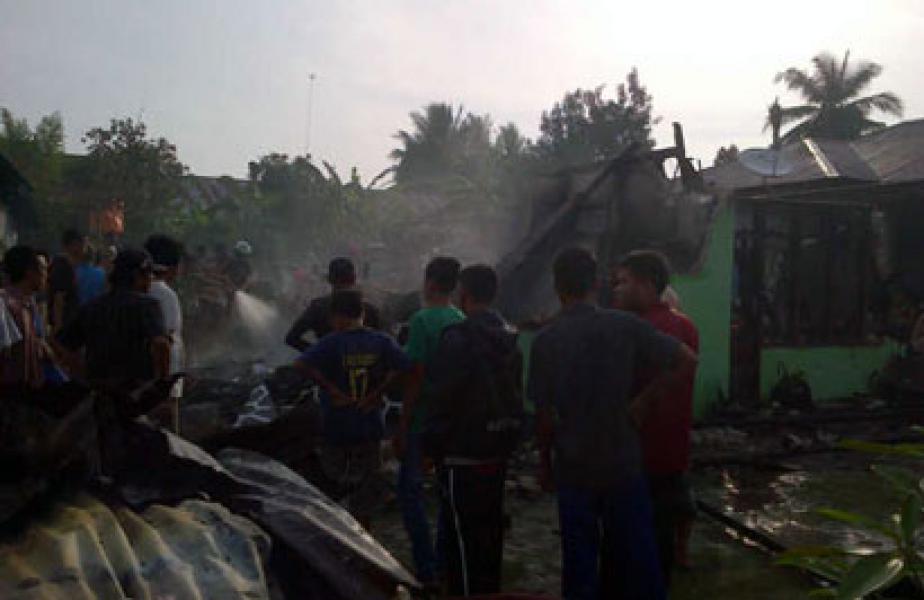 Rumah Terbakar di Kepenuhan, Warga Kecewa BPBD Lambat Tiba di Lokasi