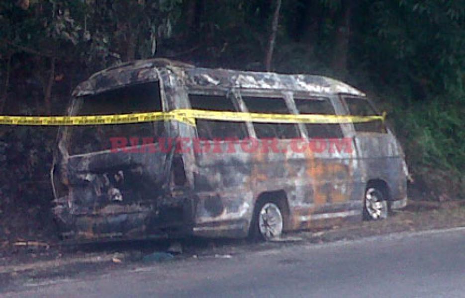 Tak ada Korban Jiwa, Minibus Travel Indah yang Terbakar Menyisakan Kerangka