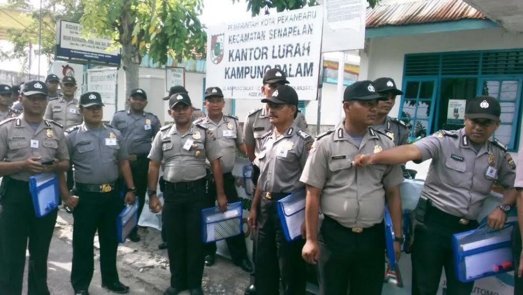 Warga Kampung Dalam Panik, Ratusan Personil Binmas Apel Di Kantor Lurah.