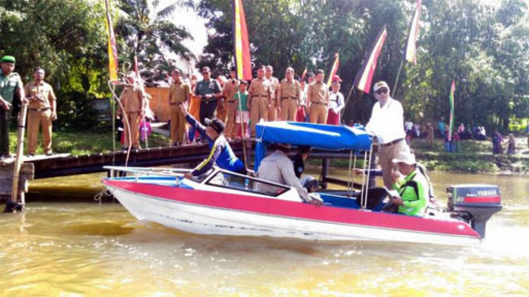 Akan Bangun 25 Jembatan, Azis Telusuri Sungai Kampar
