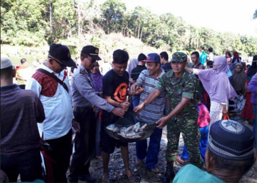 Babinsa 12/KK Hadiri Tradisi Tahunan Menangkap Ikan Di Lubuk Larangan