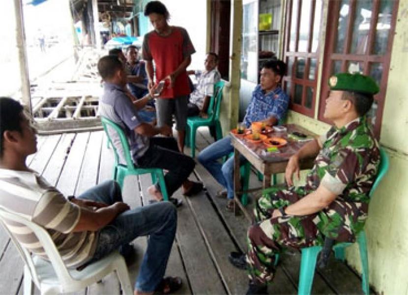 Babinsa Bakau Aceh Jalin Komsos dan Silaturahmi Dengan Masyarakat