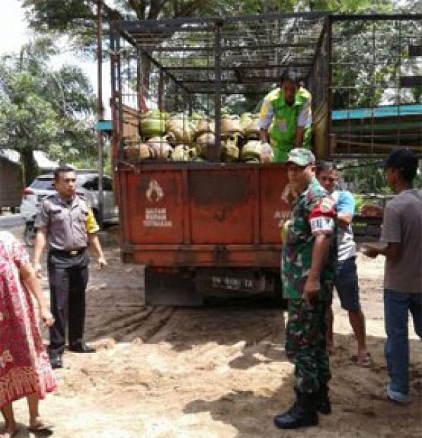 Babinsa Bayas Jaya Bersama Babinkamtibmas Polsek Kempas Amankan Operasi Pasar LPG 3Kg