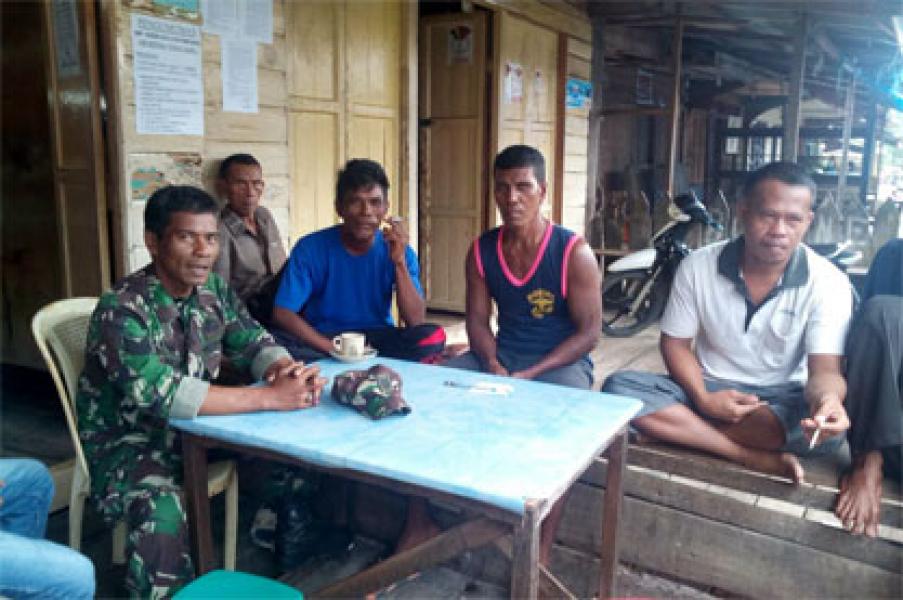 Babinsa Koramil 08/Mandah Gelar Komsos dengan Warga Desa
