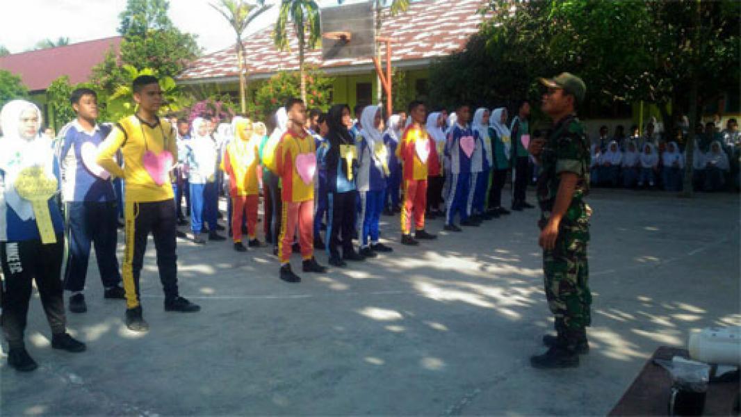 Babinsa Koramil 16/Tapung Laksanakan Pelatihan PBB dan Bela Negara Kepada Siswa Baru SMAN 3 Tapung  