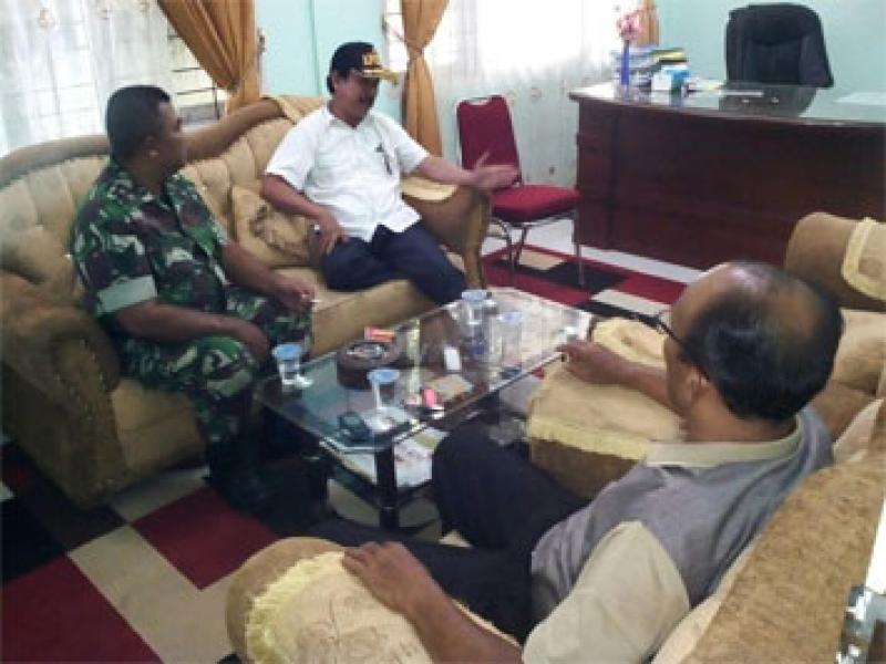 Babinsa Ramil 07/Kampar Laksanakan Komsos dengan Aparat Desa