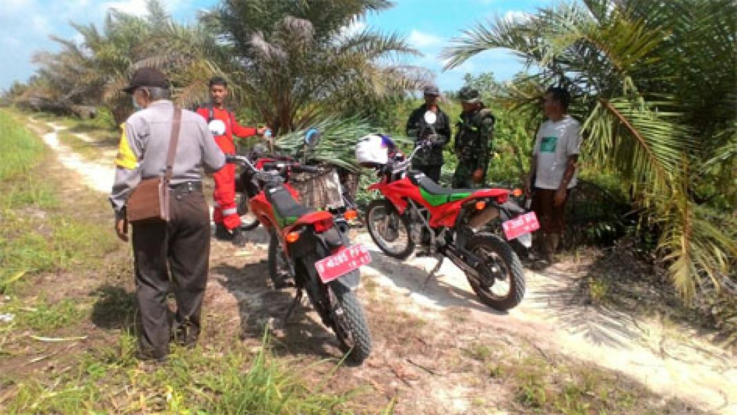Babinsa Ramil 07/Kampar dan Babinkantibmas Laksanakan Patroli Karlahut