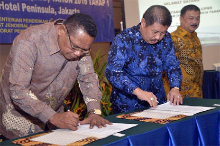 Bupati Amril Teken 150 SK CPNS Guru Garis Depan