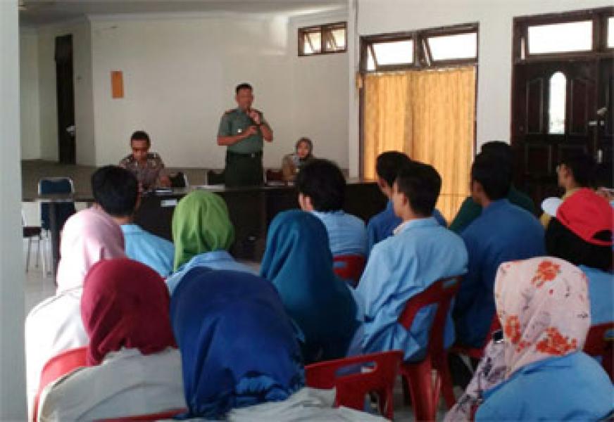 Danramil 08/Tandun Berikan Arahan Kepada Mahasiswa KKN Unri
