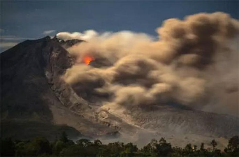 Dua Kali Erupsi, Gunung Sinabung Semburkan Lava Pijar