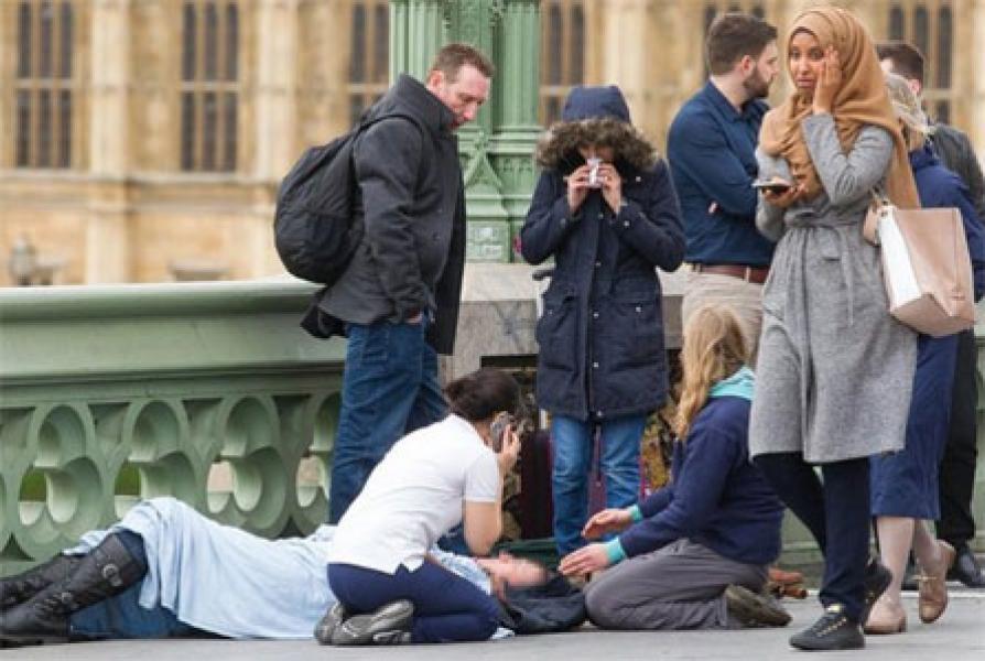 Dua Muslim Disiram Zat Asam di Lampu Merah Beckton