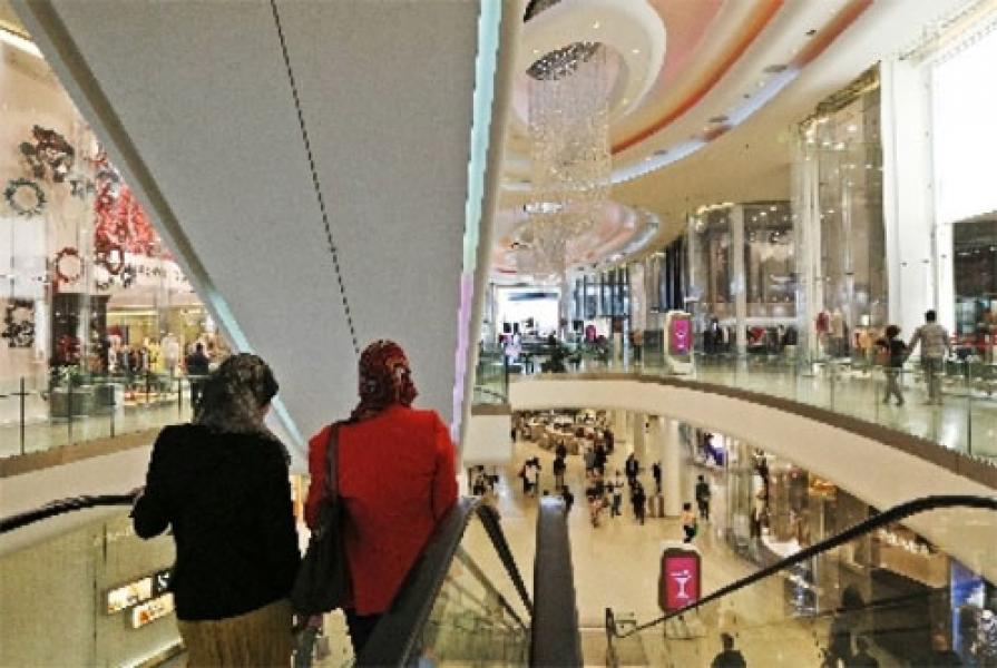 Gadis Remaja Muslim Ditampar Pakai Daging Babi Saat Berjalan