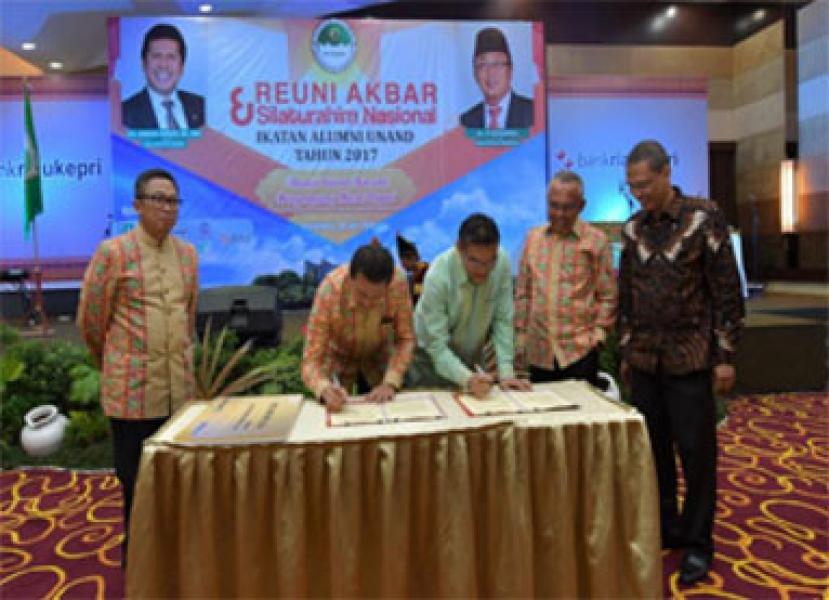 IKA UNAND Teken Kerjasama Co Branding Dengan Bank Riau Kepri