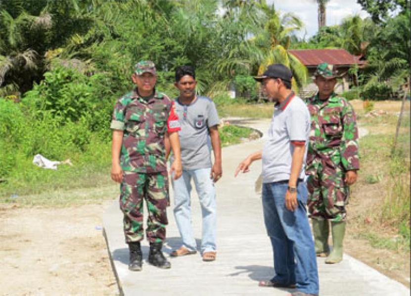 Kades Kepenuhan Timur Bersama Dansatgas TMMD 99 Tinjau Sasaran Satu