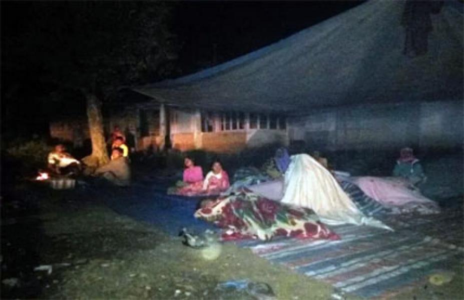 Khawatir Gempa Susulan, Warga Padang Sidempuan Tidur di Halaman Rumah