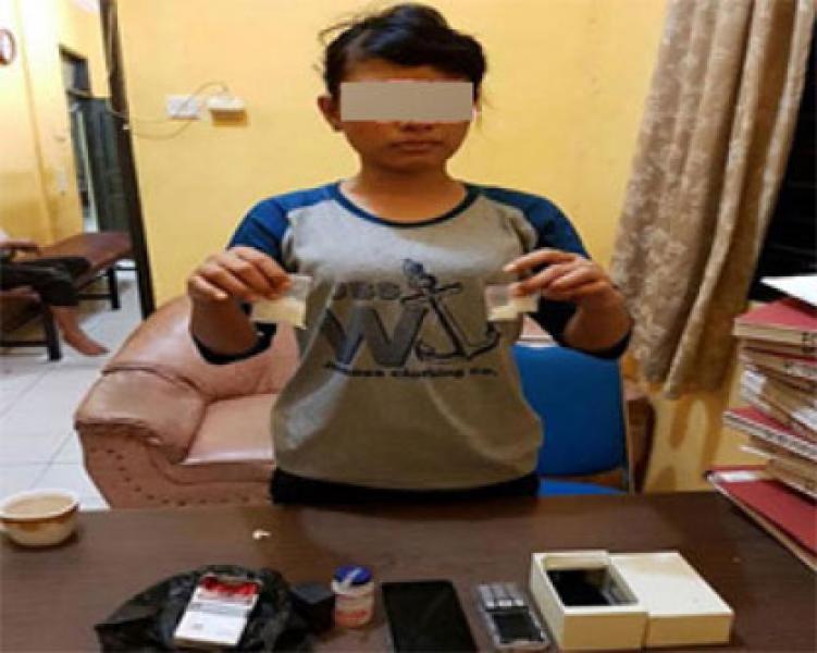 Melaju Kencang Di Depan Petugas, Wanita Cantik Ini Diamankan Polisi