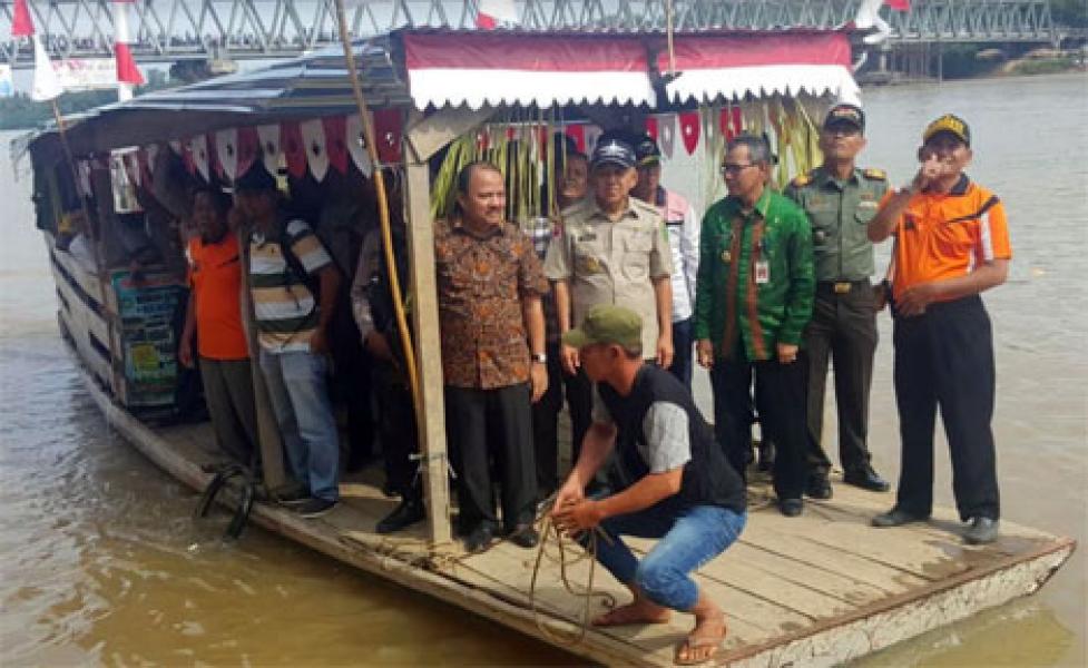 Pacu Jalur Baserah, Gubri Diarak Pakai Pompong