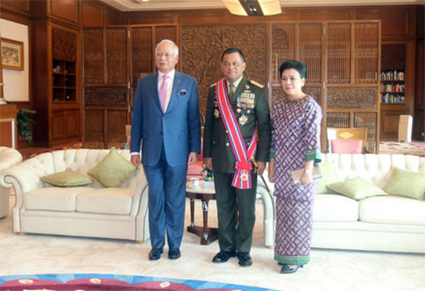 Panglima TNI Dianugerahi Tanda Kehormatan PGAT dari Kerajaan Malaysia