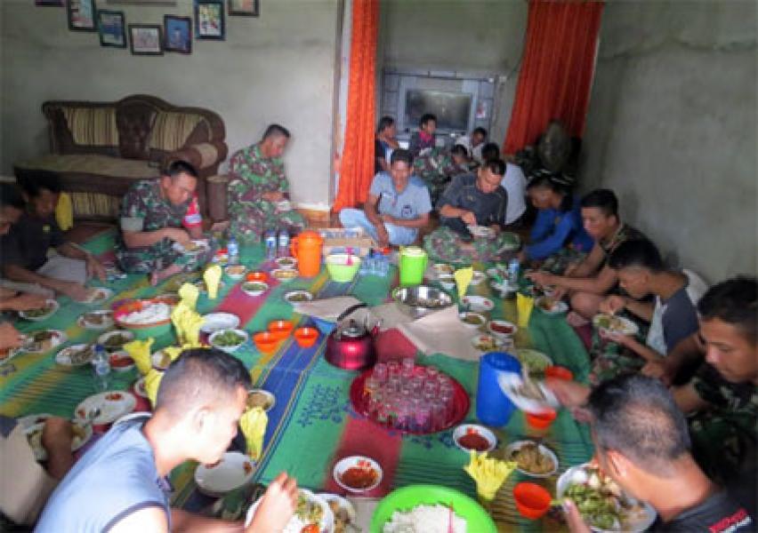 Satgas TMMD 99 Makan Siang Bersama Warga