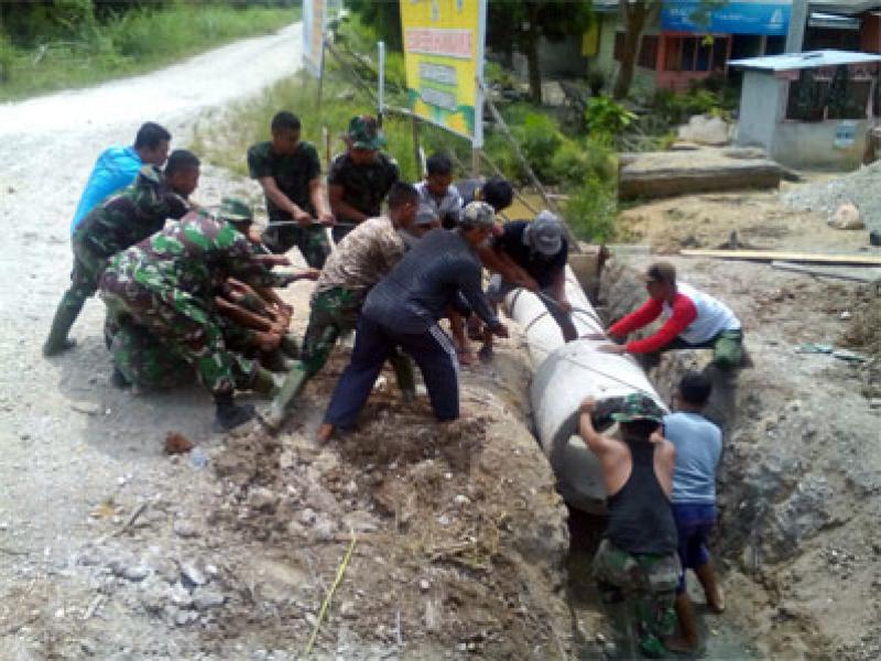 Satgas TMMD Ke 99 Lakukan Pengecoran Dasar Gorong-Gorong Di Sasaran 7