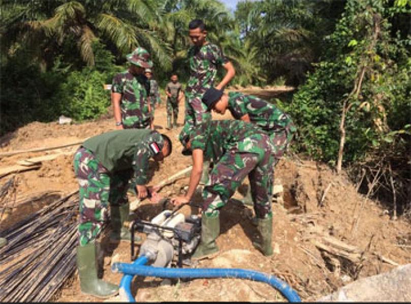 Satgas TMMD Ke 99 Perbaiki Mesin Pompa Air Di Sasaran Empat