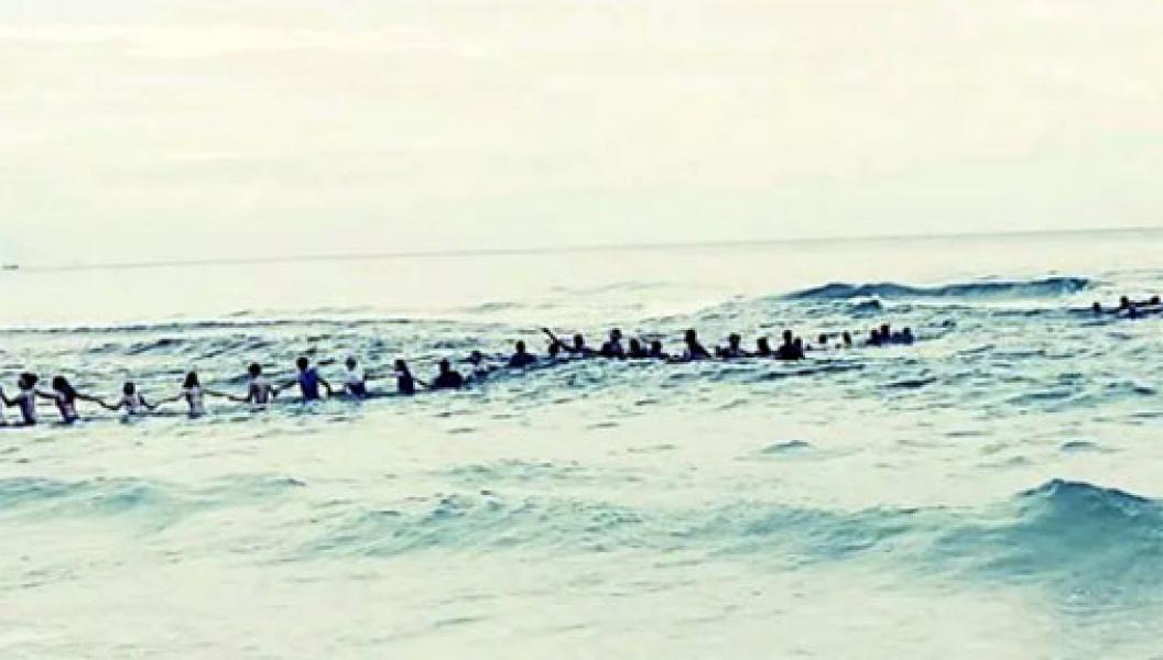 Selamatkan Satu Keluarga yang Tenggelam, 80 Orang Bentuk Rantai Manusia