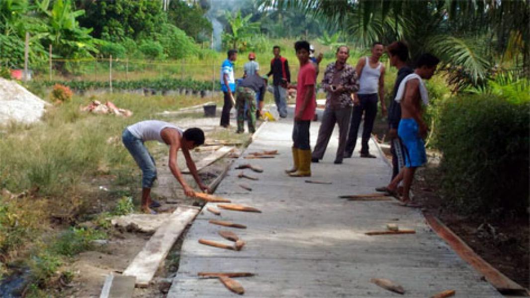 TMMD Ke-99, Kades Kepenuhan Timur Tinjau Kesiapan Semenisasi Jalan Di Sasaran Satu